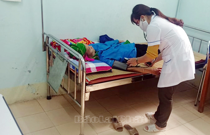 Cán bộ Trạm y tế thị trấn Phong Thổ (huyện Phong Thổ) khám bệnh cho Nhân dân.